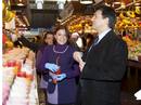 El candidato a la presidencia de la Generalitat por Solidaritat Catalana per la Independ&egrave;ncia (SI), Joan Laporta, durante su visita al Mercado de la Boquer&iacute;a (Barcelona)
