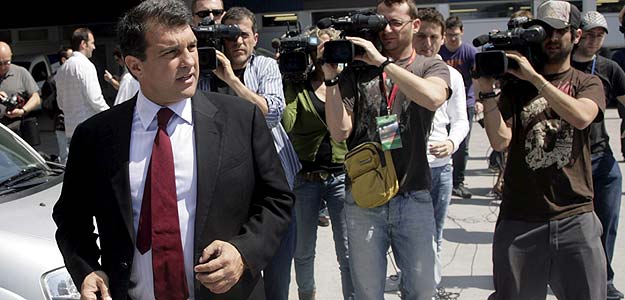 Laporta, a la salida de la ciudad deportiva, donde acudi&oacute; a animar a sus jugadores.