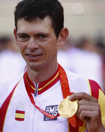 Llaneras muestra la medalla de oro conseguida en las Olimpiadas de Pek&iacute;n.