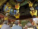 Unos castellers levantan tres pilares durante el mitin central de ERC celebrado en el Palau de la M&uacute;sica