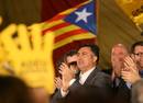 El candidato de Esquerra Republicana de Catalu&ntilde;a (ERC) a la presidencia de la Generalitat, Joan Puigcerc&oacute;s, aplaude al t&eacute;rmino del mitin electoral celebrado en el centro C&iacute;vico de Deltebre ( Tarragona)