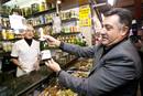 JOAN PUIGCERC&Oacute;S VISITA ZONA COMERCIAL EN EL BARRIO DE SANTS
