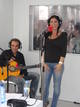 La artista sevillana Joana Jim&eacute;nez y el guitarrista Diego Franco, en un momento de su actuaci&oacute;n.