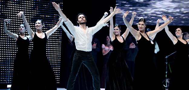 Joaquín Cortés y sus bailarinas en un momento de Calé, un espectáculo que sólo utiliza el blanco para el vestuario Joaquín Cortés y sus bailarinas en un momento de Calé, un espectáculo que sólo utiliza el blanco para el vestuario
