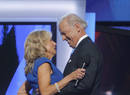 El n&uacute;mero dos de Barack Obama y que ser&aacute; candidato a vicepresidente de EE.UU, Joe Biden, abraza a su mujer Jill en la Convenci&oacute;n de Denver, donde ha aceptaco acompa&ntilde;ar al candidato dem&oacute;crata en su carreta hacia la Casa Blanca.