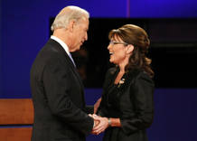Joe Biden saluda a Sarah Palin