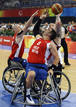 Joe Chambers de EE.UU, Terence Bywater y Simon Munn del Reino Unido luchan por el bal&oacute;n, en el partido de baloncesto que les ha enfrentado por la medalla de bronce.