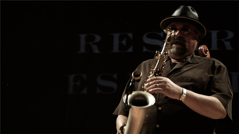 Joe Lovano improvisa al saxof&oacute;n ante los oyentes de 'Carne cruda'
