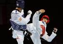 Joel Gonz&aacute;lez, durante el combate con el coreano Lee Daehoon.
