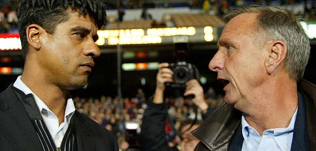 Johan Cruyff habla con el ex entrenador del FC Barcelona, el también holandés Frank Rijkaard. Johan Cruyff habla con el ex entrenador del FC Barcelona, el también holandés Frank Rijkaard.