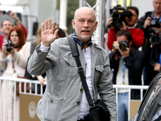 Ver v&iacute;deo  'John Malkovich y Diego Luna pasan por el Festival de San Sebasti&aacute;n'