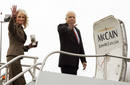 John McCain y su esposa, en el avi&oacute;n del candidato que le lleva hasta Oxford