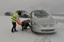 Dos automovilistas colocan cadenas en sus coches en el paso fronterizo de la Jonquera, cerrado al tráfico a todo tipo de vehículos debido al temporal de nieve. Dos automovilistas colocan cadenas en sus coches en el paso fronterizo de la Jonquera, cerrado al tráfico a todo tipo de vehículos debido al temporal de nieve.