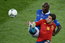 Jordi Alba defiende la pelota ante el italiano Balotelli en la final de la Eurocopa 2012 que ha ganado Espa&ntilde;a.