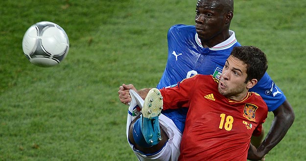 Jordi Alba defiende la pelota ante el italiano Balotelli en la final de la Eurocopa 2012 que ha ganado España. Jordi Alba defiende la pelota ante el italiano Balotelli en la final de la Eurocopa 2012 que ha ganado España.