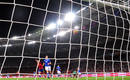 Jordi Alba dispara y bate a Buffon