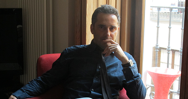Jorge Drexler, sentado junto a la ventana de su estudio madrile&ntilde;o
