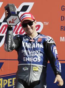 Jorge Lorenzo celebra en el podio su triunfo en San Marino.