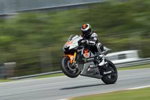 Jorge Lorenzo hace un caballito en el circuito malayo.