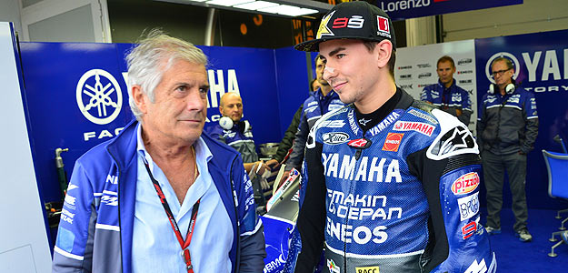 Jorge Lorenzo, junto al excampeón del mundo Giacomo Agostino, en el pit durante la primera jornada de entrenamientos en San Marino. Jorge Lorenzo, junto al excampeón del mundo Giacomo Agostino, en el pit durante la primera jornada de entrenamientos en San Marino.