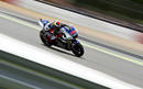 Jorge Lorenzo visto entre los ra&iacute;les del circuito de Silverstone