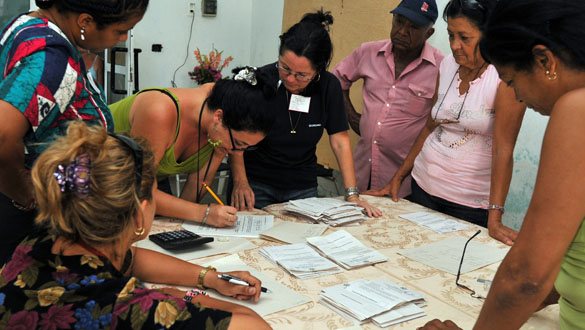 Funcionarios escrutan las urnas de votaci&oacute;n