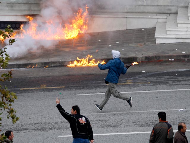 Grecia vive una jornada de huelga general plagada de incidentes violentos