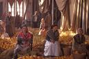 Jornaleros tras la recolecci&oacute;n de naranjas