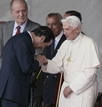 Jos&eacute; Bono saluda a Benedicto XVI a su llegada a Madirid