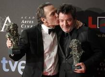 Jos&eacute; Coronado besa al director de la pel&iacute;cula 'No habr&aacute; paz para los malvados', Enrique Urbizu con el ya trabaj&oacute; en 'La caja 507' y 'La vida Mancha'