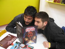 Jos&eacute; y David Mu&ntilde;oz (Estopa) posan con su c&oacute;mic