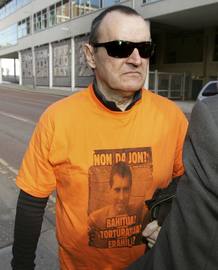 De Juana Chaos a su llegada al tribunal con una camiseta del desaparecido Jon Antza