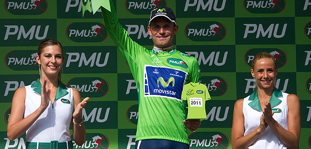 Jos&eacute; Joaqu&iacute;n Rojas se enfunda el maillot verde.