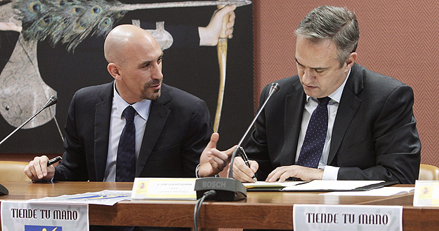 José Luis Astiazarán (d), presidente de la LFP; Luis Rubiales, presidente de la AFE, firmando el "Acuerdo nacional para la implantación del juego limpio en el fútbol español". José Luis Astiazarán (d), presidente de la LFP; Luis Rubiales, presidente de la AFE, firmando el "Acuerdo nacional para la implantación del juego limpio en el fútbol español".