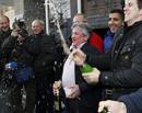 Jos&eacute; Luis Nieto (c), regente de la administraci&oacute;n de loter&iacute;as n&uacute;mero 247 de Madrid, ubicada en el popular barrio de Ascao (Ciudad Lineal), donde se ha vendido &iacute;ntegramente el n&uacute;mero 70.013, primer premio del sorteo de la loter&iacute;a de 