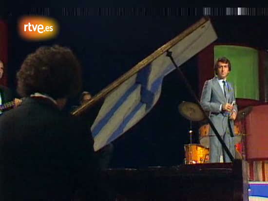 Cu&eacute;ntame c&oacute;mo pas&oacute; - Jos&eacute; Lu&iacute;s Perales canta "Me llamas"