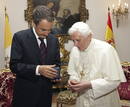 El presidente del Gobierno, Jos&eacute; Luis Rodr&iacute;guez Zapatero, y el papa Benedicto XVI durante el intercambio de regalos