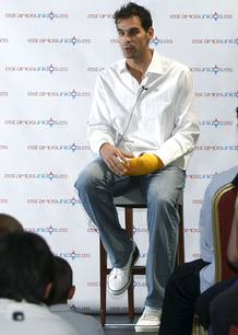 El base de los Toronto Raptors José Manuel Calderón durante la charla que ha mantenido con niños esta tarde en la residencia del embajador de Estados Unidos en Madrid. El base de los Toronto Raptors José Manuel Calderón durante la charla que ha mantenido con niños esta tarde en la residencia del embajador de Estados Unidos en Madrid.
