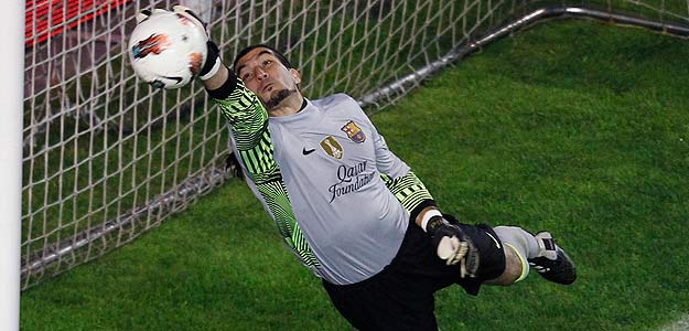 Jos&eacute; Manuel Pinto, portero del Bar&ccedil;a, detiene un tiro a puerta en el partido ante el Rayo este domingo.