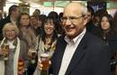 El presidente de la Generalitat, Jos&eacute; Montilla, comparte unas ca&ntilde;as de cerveza con unos vecinas de Cerdanyola del Vall&egrave;s (Barcelona), tras realizar un 