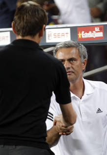 El entrenador del Real Madrid Jose Mourinho y el del F.C Barcelona, Tito Vilanova, saludandose antes de comenzar el partido.