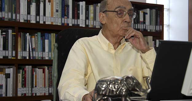 El premio Nobel portugués José Saramago, que acaba de terminar 'El viaje del elefante', en el estudio de su casa de Lanzarote. El premio Nobel portugués José Saramago, que acaba de terminar 'El viaje del elefante', en el estudio de su casa de Lanzarote.
