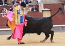 os&eacute; Tom&aacute;s, durane la faena con el capote a su primer astado