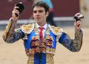 os&eacute; Tom&aacute;s, sostiene las dos orejas que cort&oacute; a su primer toro.