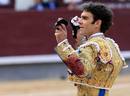 Jos&eacute; Tom&aacute;s sostiene las dos orejas que cort&oacute; a su primer toro.