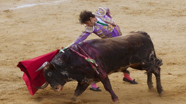 Jos&eacute; Tom&aacute;s corta una oreja en su regreso a los ruedos en Valencia
