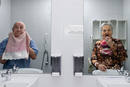 Carlos y Andrea protagonizan esta imagen de la serie fotogr&aacute;fica Centro de vida, realizada en una residencia de ancianos por Josep Echaburu