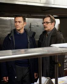 Joseph Gordon-Levitt y Gary Oldman en una escena de la pel&iacute;cula