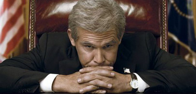 Josh Brolin caracterizado como George W. Bush