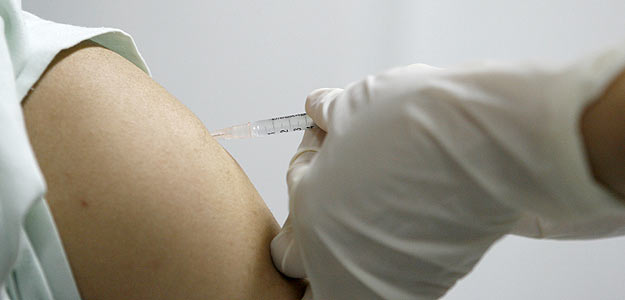 Un joven acude al m&eacute;dico para vacunarse contra la gripe.